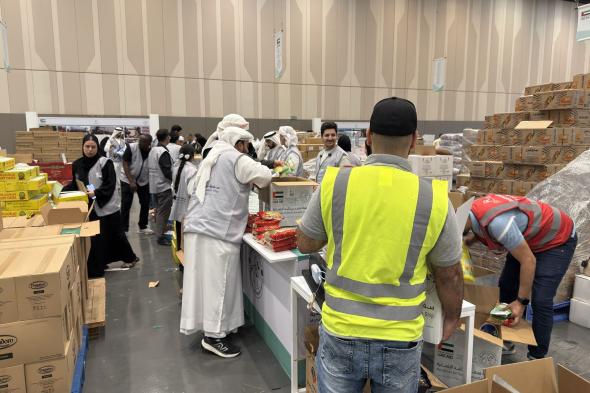 بدء تجهيز «سفينة محمد بن راشد الإنسانية».. متطوعون يسابقون الزمن لإعداد 10 ملايين وجبة لغزة