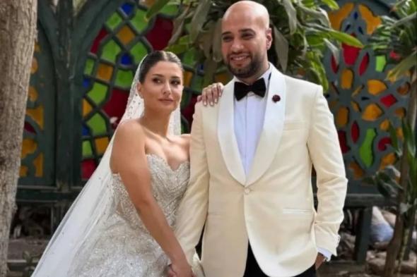 بجوار
شجرة
عمرها
1500
عام..
هذا
هو
سر
اختيار
حاتم
صلاح
لمكان
زفافه
وتفاصيل
مغامراته
مع
القرود
في
شهل
العسل