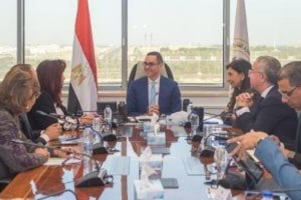 وزير
الاستثمار
يبحث
مع
اتحاد
المستثمرات
العرب
سبل
فتح
آفاق
استثمارية
جديدة