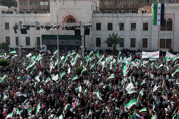 السوريون
    يحيون
    الذكرى
    الأولى
    لسقوط
    نظام
    الأسد
    وسط
    احتفالات
    واسعة
    وتحديات
    أمنية
    وسياسية