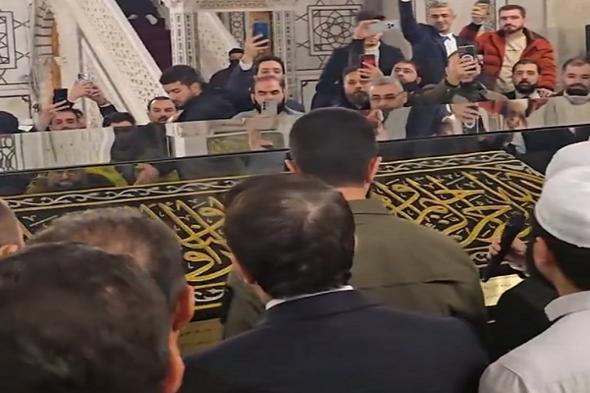 هدية
    من
    ولي
    العهد..
    الرئيس
    السوري
    يضع
    قطعة
    من
    كسوة
    الكعبة
    في
    المسجد
    الأموي