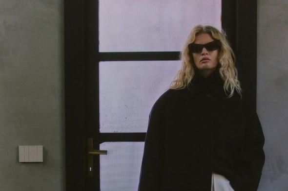 مجموعة Stella McCartney ما قبل خريف 2026: رؤية تجمع بين القوة والرومانسية والعودة إلى الجذور الإبداعية