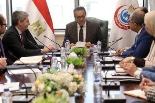 وزير
الصحة
يتابع
تطورات
الاتفاقيات
الدولية
لإنشاء
مصنع
اللقاحات
متعدد
المراحل