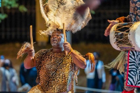 زوار
    مبادرة
    "انسجام
    عالمي
    2"
    يتعرّفون
    على
    ثقافة
    أوغندا
    وفنونها
    الشعبية