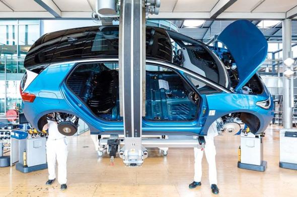 «فورد» تُحذّر من تحول شركات صناعة السيارات الكهربائية في أوروبا إلى «قرى مهجورة»