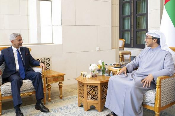 منصور بن زايد يستقبل وزير الشؤون الخارجية الهندي