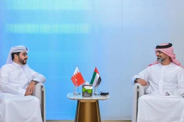 عمار
      بن
      حميد
      يستقبل
      القنصل
      العام
      للبحرين
      ويهنّئه
      باليوم
      الوطني