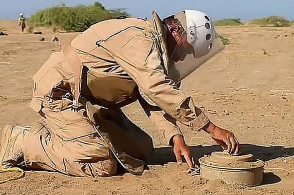 «مسام»
    ينزع
    699
    لغمًا
    من
    الأراضي
    اليمنية
    خلال
    أسبوع