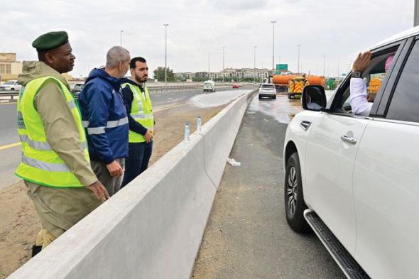 8 مخاطر صحية لتعامل الأفراد مع تجمعات الأمطار.. أبرزها تفاقم الربو وحساسية الجلد