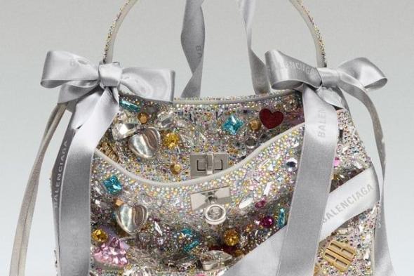مجموعة Balenciaga لهدايا العطلات 2025: حين تتحول متعة العطاء إلى تجربة حسية كاملة