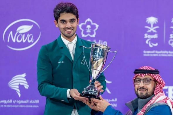 الفارس
خالد
المبطي
يتوج
بجائزة
"قفز
السعودية"
الكبرى