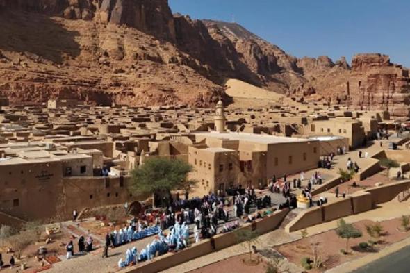 أهالي
    العُلا
    يحتفون
    بفعالية
    «الطنطورة»
    في
    البلدة
    القديمة