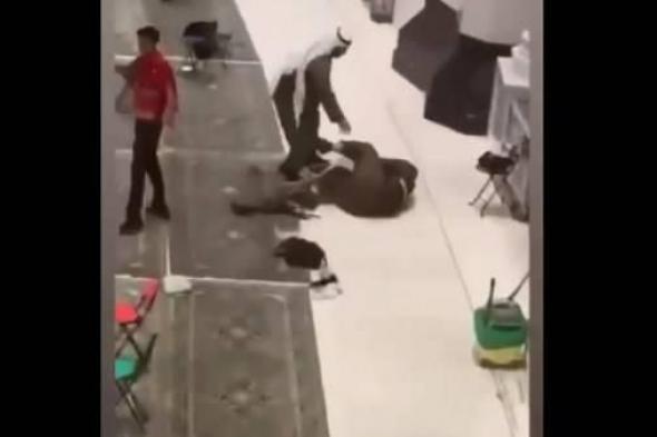 حاول
      الانتحار
      في
      الحرم
      فأنقذه
      شرطي
      في
      اللحظة
      الأخيرة