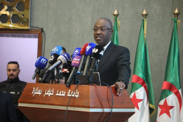 حيداوي
يفتتح
الطبعة
الثالثة
لمنتدى
قادة
شباب
الجزائر