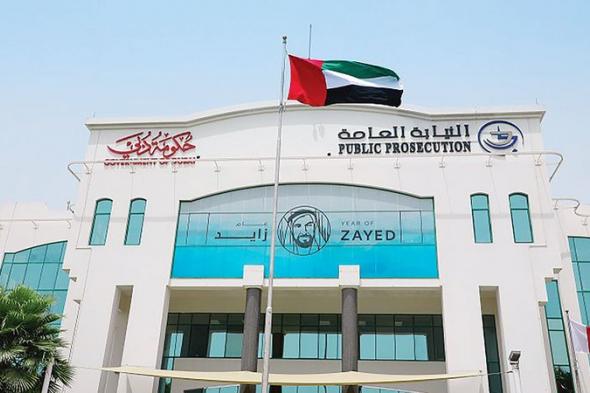 آسيوي يتجاوز إشارة حمراء ويتسبب في إصابة شخصين بحادث مروري