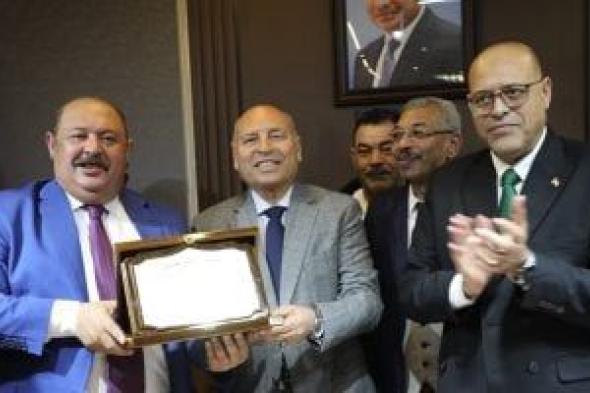 محافظ
القاهرة:
عمال
مصر
سواعد
البناء
والدولة
حريصة
على
تحسين
أوضاعهم