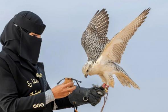 صقّارة
    من
    الحدود
    الشمالية
    توثّق
    تجربتها
    في
    تربية
    وتدريب
    الصقور