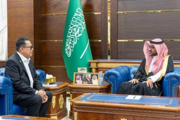 رئيس
    الجامعة
    الإسلامية
    يستقبل
    رئيس
    برلمان
    بانجسامورو
    الفلبينية
    لبحث
    الموضوعات
    المشتركة