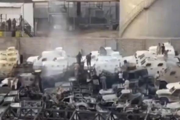 مشاهد
    تظهر
    آثار
    احتراق
    العتاد
    وكميات
    الأسلحة
    الإماراتية
    المهربة
    عبر
    ميناء
    المكلا
    بعد
    الضربة
    السعودية