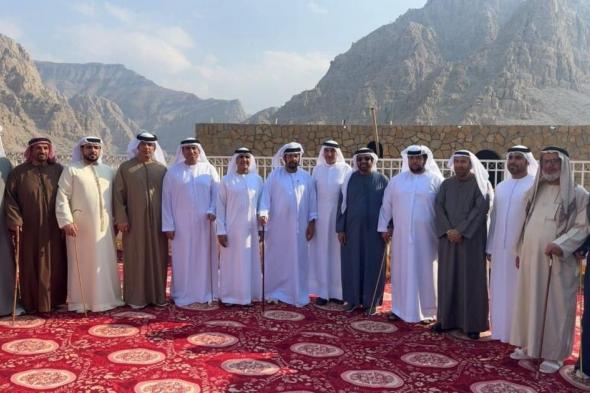 عمر
      بن
      صقر
      وسالم
      بن
      سلطان
      يحضران
      مأدبة
      لسالم
      حروز