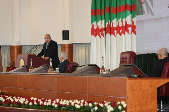 رئيس
الجمهورية
يثمّن
نتائج
الوكالة
الجزائرية
لترقية
الاستثمار
ويستعرض
مؤشرات
اقتصادية
هامة