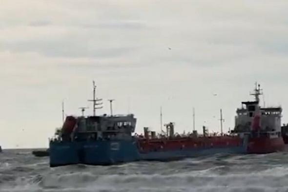 تصادم
ناقلتي
نفط
قبالة
إسطنبول..
وفرق
الإنقاذ
تتدخل