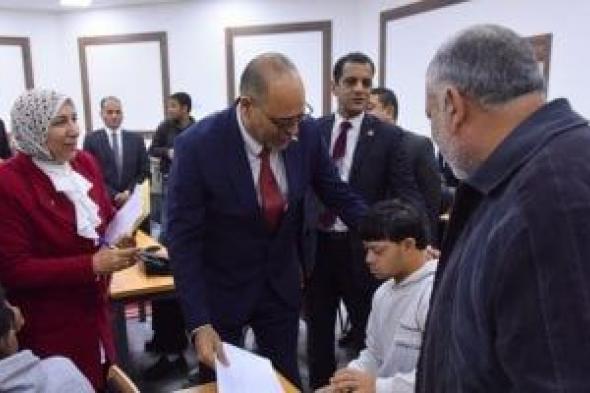 وزير
العمل
يُسلم
20
عقد
عمل
لذوى
الهمم
فى
الجامعة
المصرية
الصينية