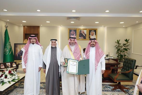 أمير
    نجران
    يكرّم
    مواطنًا
    بوسام
    الملك
    عبدالعزيز
    لتبرعه
    بكليته
    لوالده