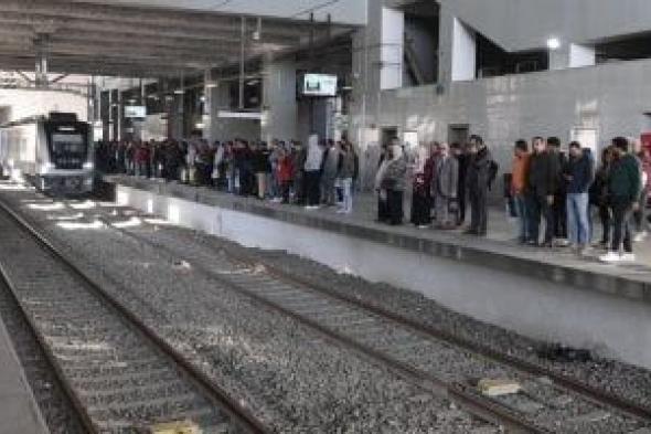 إقبال
على
القطار
الخفيف
LRT
وملاك
السيارات
يفضلون
«أماكن
الانتظار»
بالمحطات..
صور