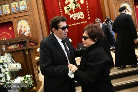 نجوم الفن يقدمون واجب العزاء في والدة هاني رمزي (صور)
