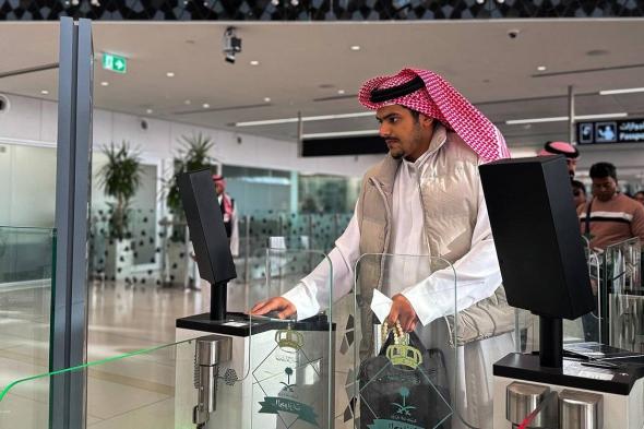 الجوازات
    تواصل
    استقبال
    ضيوف
    الرحمن
    القادمين
    لأداء
    مناسك
    العمرة