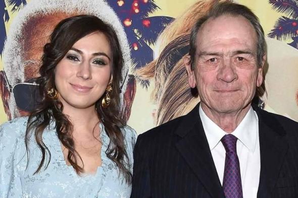 وفاة
      غامضة
      لابنة
      تومي
      لي
      جونز
      في
      ممر
      فندق
      فاخر:
      ظنّها
      النزلاء
      «ثملة»
      قبل
      كشف
      الحقيقة