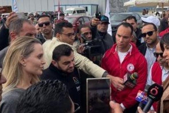 محافظ
شمال
سيناء
يستقبل
أنجلينا
جولي
ويتفقدان
معبر
رفح
(صور)