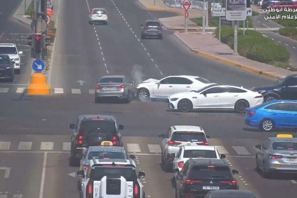 شرطة أبوظبي تدعو السائقين بعدم الانشغال بالهاتف أثناء عبور "الإشارة الضوئية"