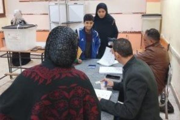 ناخبات
الوراق
يصطحبن
أبنائهن
خلال
التصويت
في
الانتخابات
البرلمانية