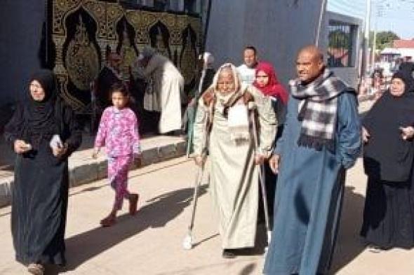 مسن
على
عكاز
يدلى
بصوته
فى
جولة
إعادة
انتخابات
مجلس
النواب
بالمنيا