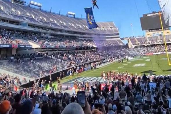 مظلي
يسقط
على
الجمهور
خلال
مباراة