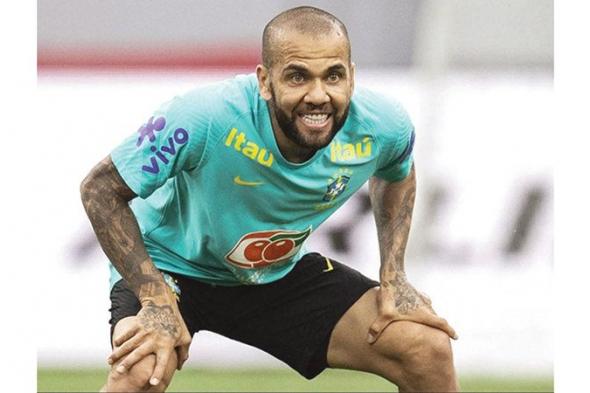 داني ألفيس يعود إلى الملاعب