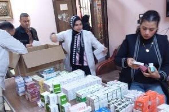 رئيس
جامعة
القاهرة
يستعرض
تقريرا
عن
نتائج
أعمال
القافلة
التنموية
بقرية
المنوات