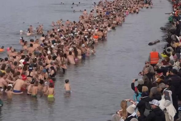 4917
      أمريكياً
      يحطمون
      رقماً
      قياسياً
      في
      الغطس
      بمياه
      باردة