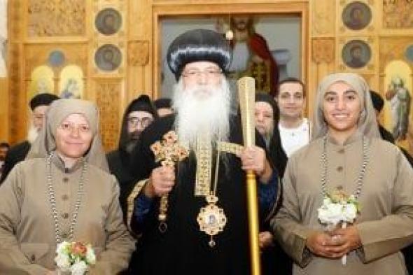 الأنبا
إسحق
يدشّن
أوانى
مذبح
ويصلي
صلوات
تكريس
مكرسات
جديدات
بطما