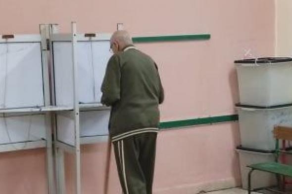 استمرار
توافد
الناخبين
على
لجان
الوراق
قبل
نهاية
اليوم
الأول..
ومسن
بعكاز
يدلى
بصوته