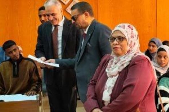 رئيس
جامعة
أسوان
يتفقد
لجان
امتحانات
الفصل
الدراسى
الأول
بكلية
التربية