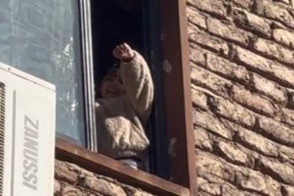 صغيرة
بالأقصر
تستقبل
رئيس
الوزراء
من
شباك
منزلها
بهتافات:
تحيا
مصر
يحيا
السيسى