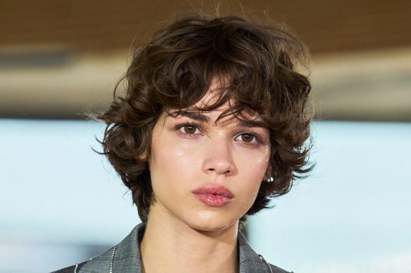 هل
الغلوس
يناسب
جميع
أشكال
الشفاه؟
أسرار
التطبيق
التي
تبرز
جمالك