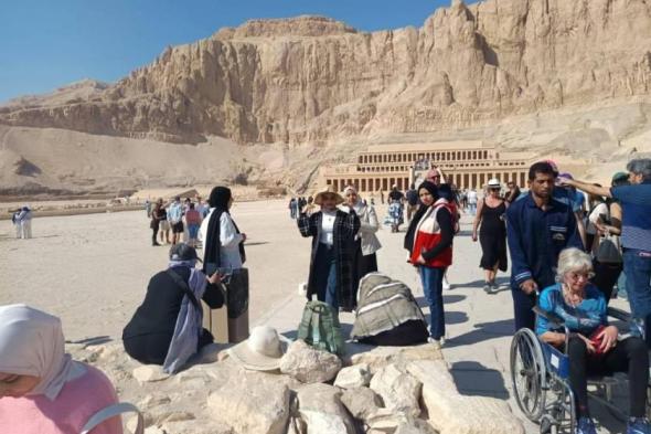 110
      فتيات
      يستكشفن
      كنوز
      الحضارة
      في
      «وادي
      الملوك»