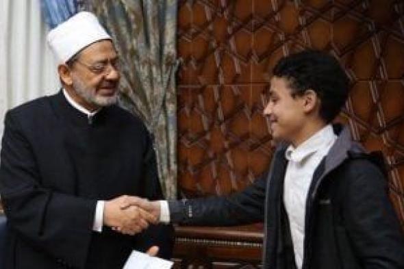 80
عاما
وما
زال
قلبُه
غضًّا
كقلوب
هؤلاء
الأطفال..
شيخ
الأزهر
فى
صور