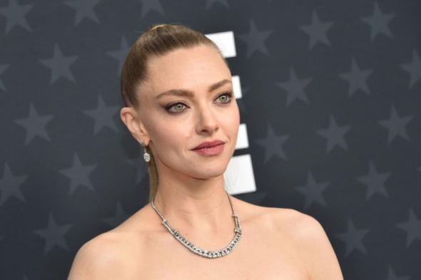 مكياج
وتسريحات
شعر
النجمات
في
حفل
توزيع
جوائز
اختيار
النقاد
2026