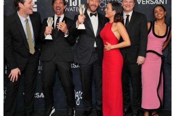 لقطات من حفل جوائز النقاد 2026: إعلان حب على المسرح وسخرية