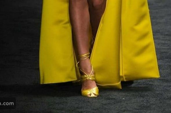 الأحذية الصفراء: صيحة غير مألوفة تتصدر عالم الموضة في 2026